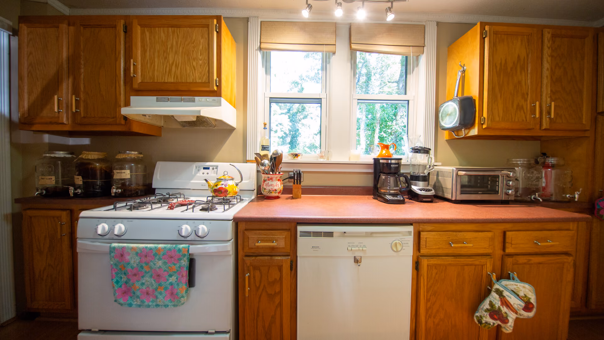 Frederick Cottage kitchen with oak cabinets and full-size appliances