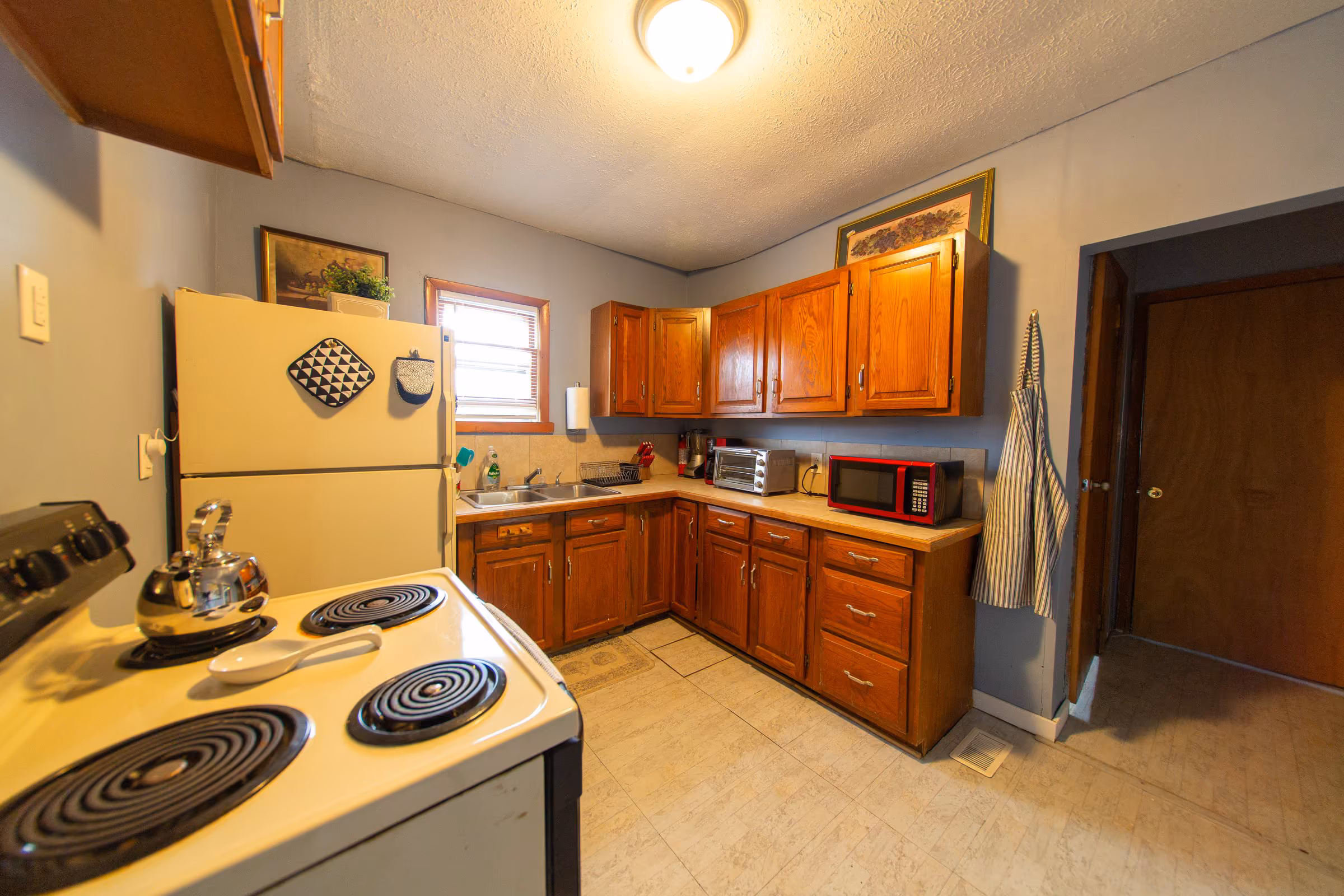 Oak Cottage kitchen with oak cabinets and full-size appliances