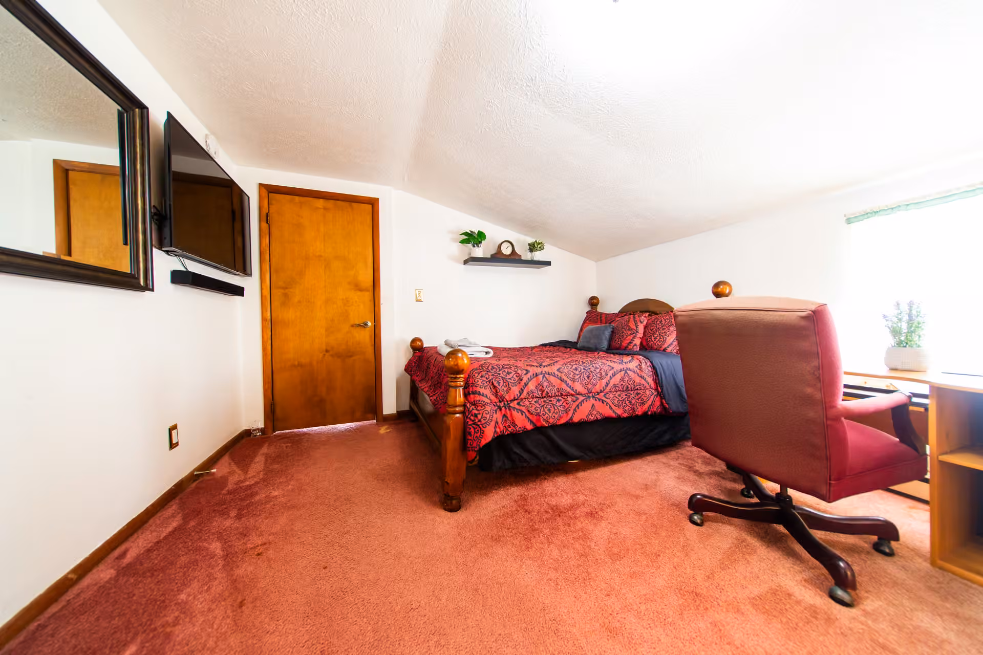 Broad Cottage bedroom with an ensuite doorway